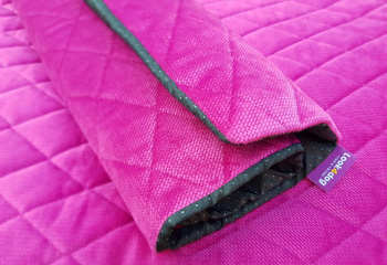 Burgundowy kocyk będzie super prezentem dla pieska